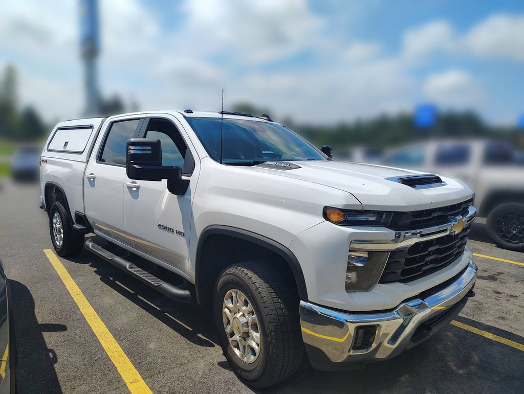 Used 2024 Chevrolet Silverado 2500 LT w/ Convenience Package AWD/4WD image 4