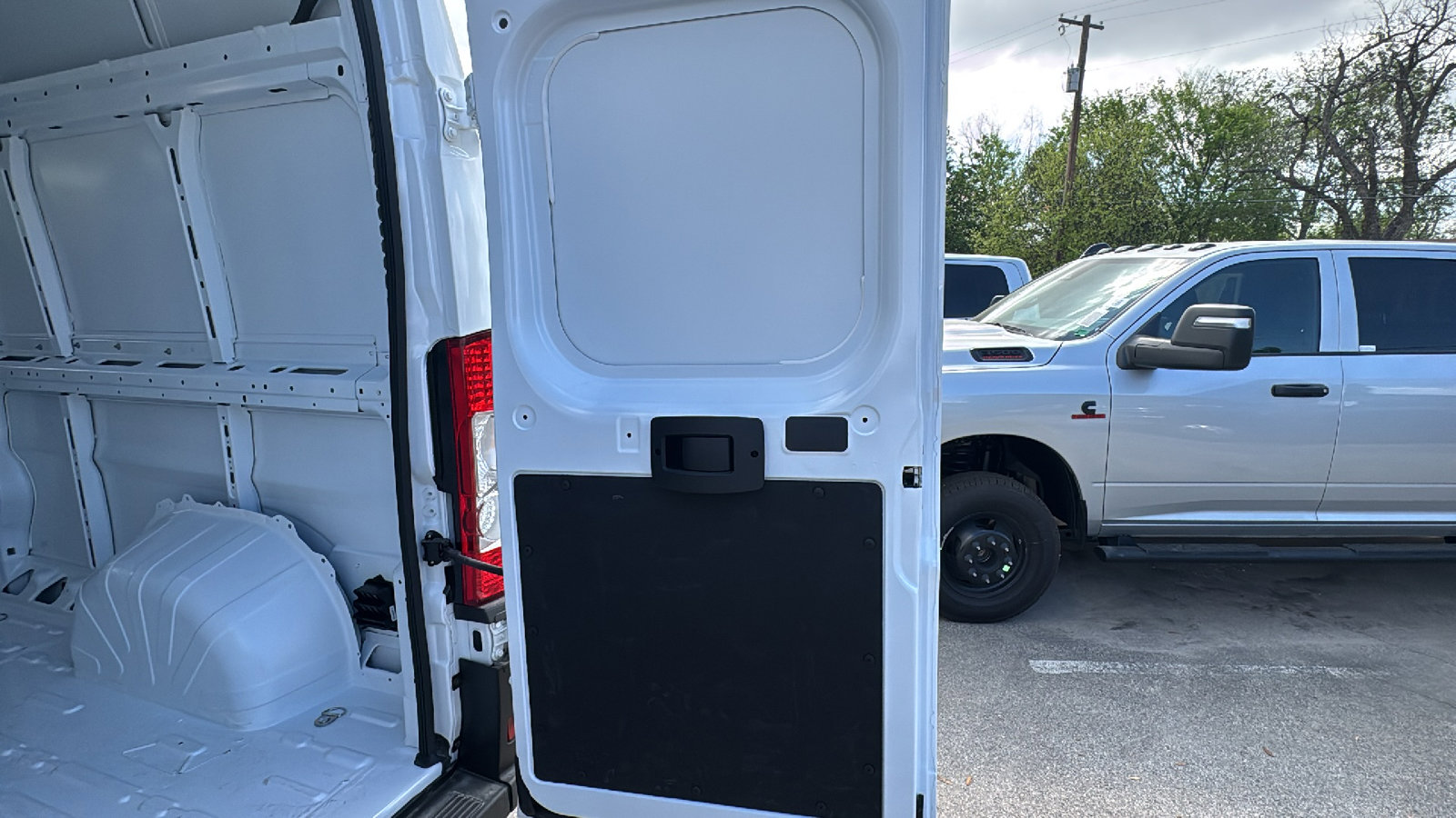 New 2026 RAM ProMaster 2500 w/ Convenience Group image 24