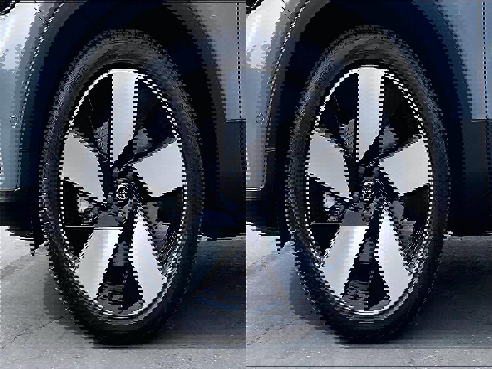 Used 2023 Volvo XC40 Recharge Ultimate AWD/4WD image 11