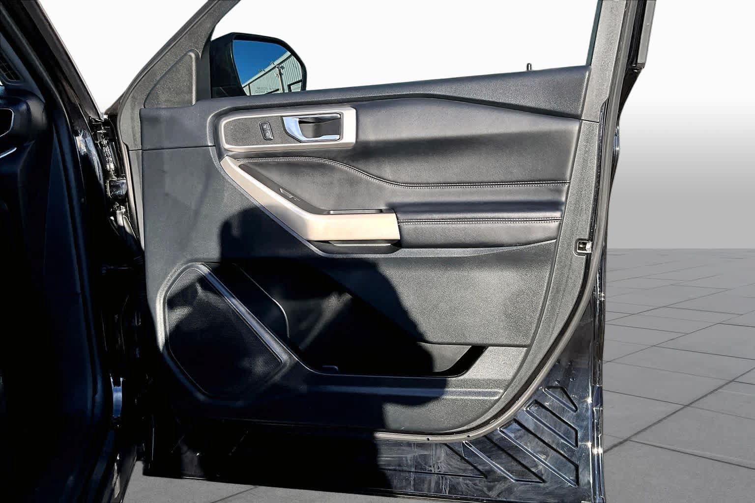 Used 2023 Ford Explorer XLT w/ Equipment Group 202A RWD image 23