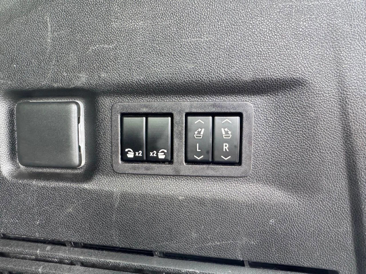 Used 2023 Chevrolet Suburban Premier image 9