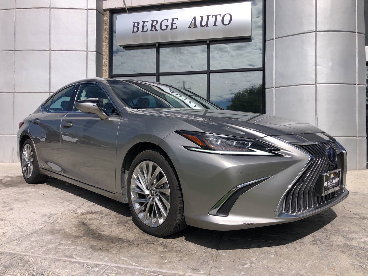 Used 2021 Lexus ES 300h w/ Accessory Package 2