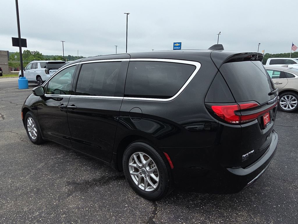 Used 2024 Chrysler Pacifica Touring-L FWD image 6