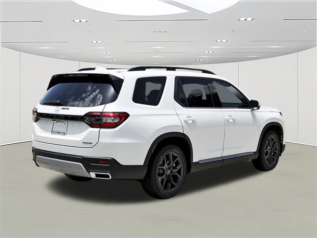 New 2025 Honda Pilot Touring image 3