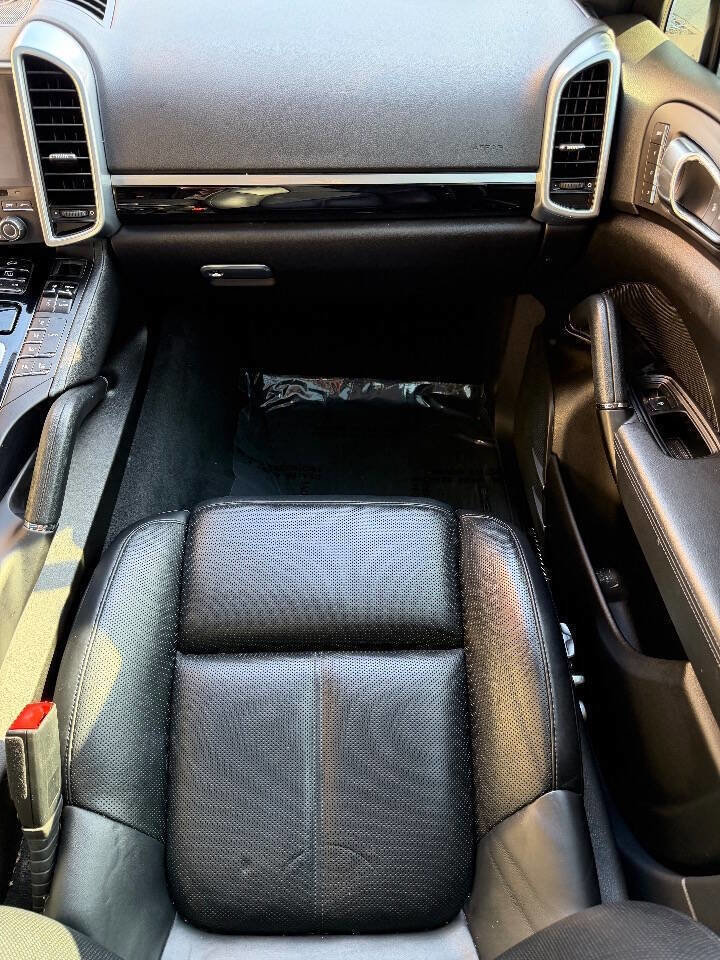 Used 2018 Porsche Cayenne Platinum Edition image 14