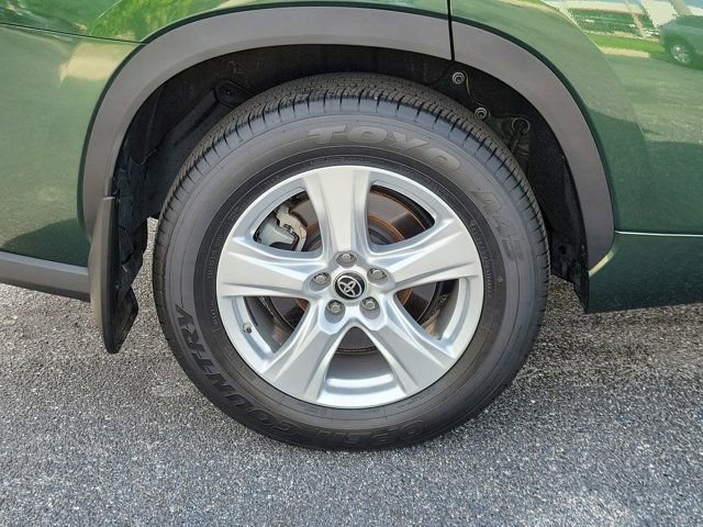 Used 2023 Toyota Highlander LE AWD/4WD image 5