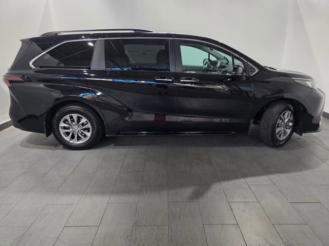 Used 2023 Toyota Sienna XLE FWD image 6