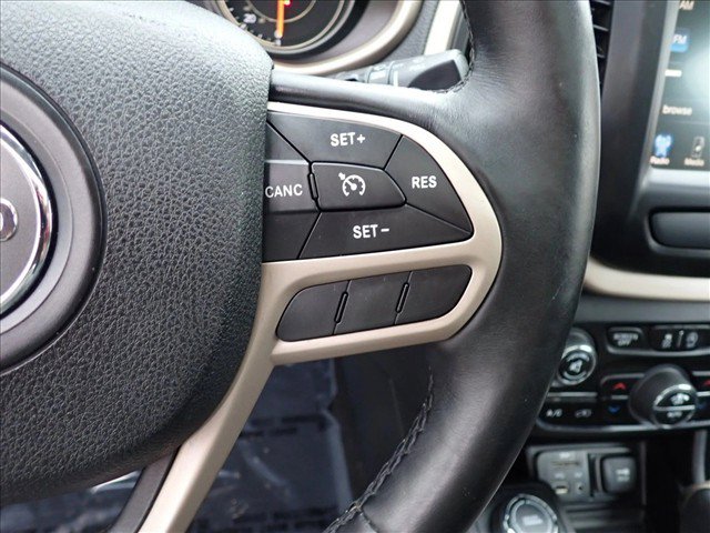 Used 2017 Jeep Cherokee Limited w/ Luxury Group AWD/4WD image 16