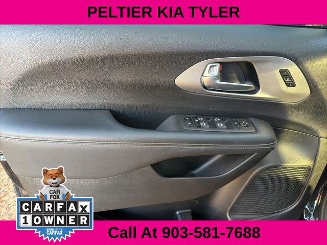 Used 2023 Chrysler Pacifica Limited w/ S Appearance Package image 17