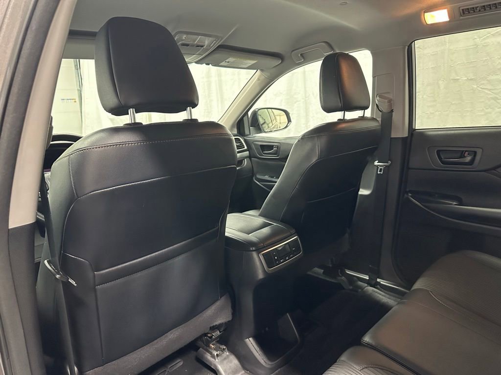 Used 2018 Toyota Highlander Plus w/ Carpet Mat Package (TMS) AWD/4WD image 41