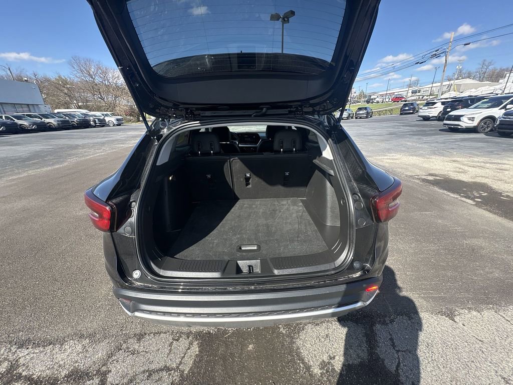 Used 2025 Chevrolet Trax LT w/ LT Convenience Package image 17