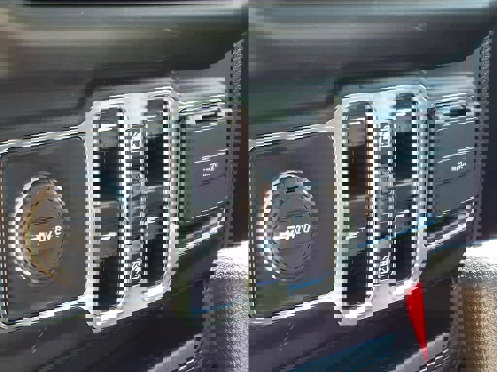 Used 2023 Jeep Gladiator Sport image 7