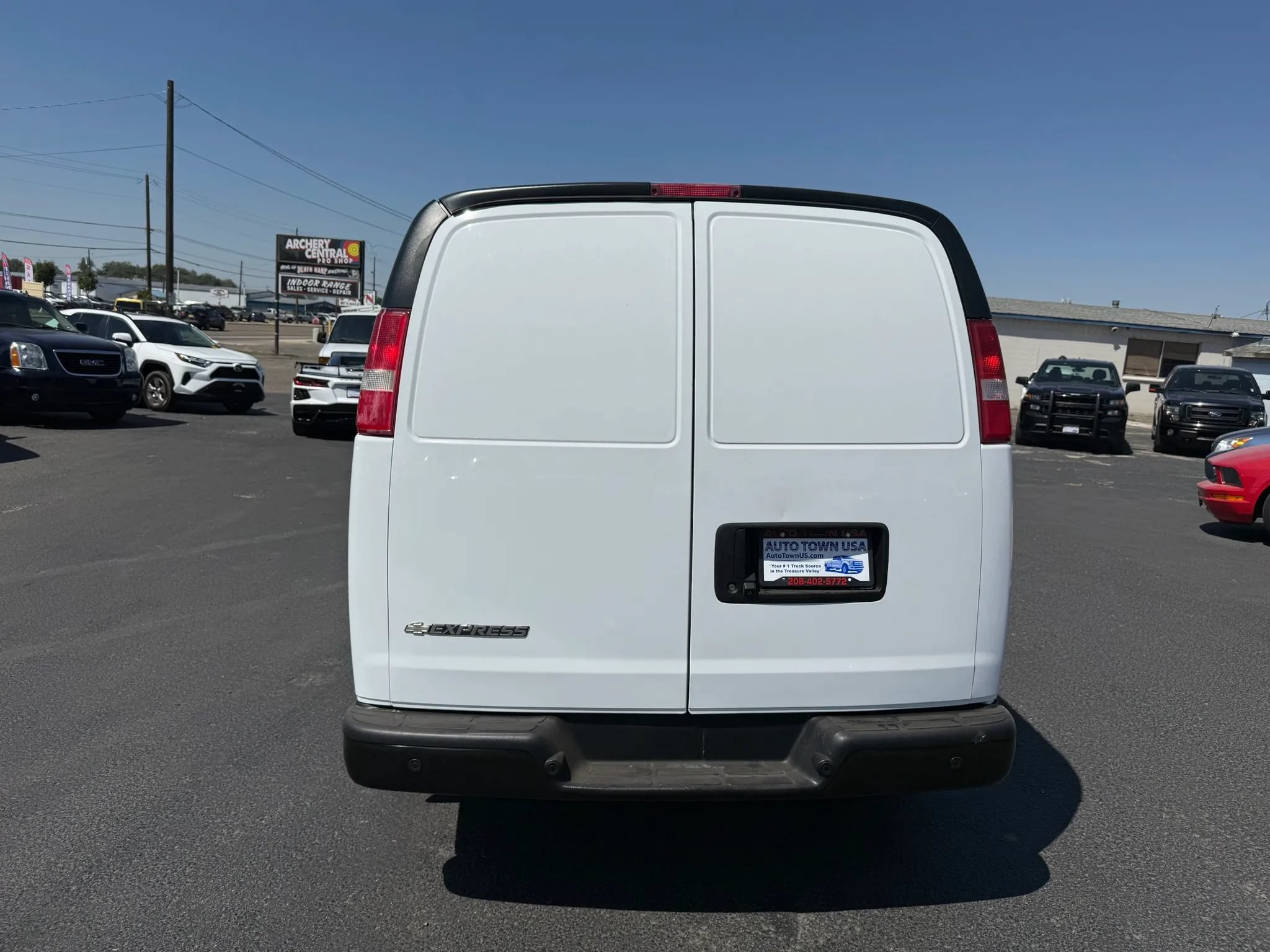 Used 2017 Chevrolet Express 3500 Extended RWD image 4