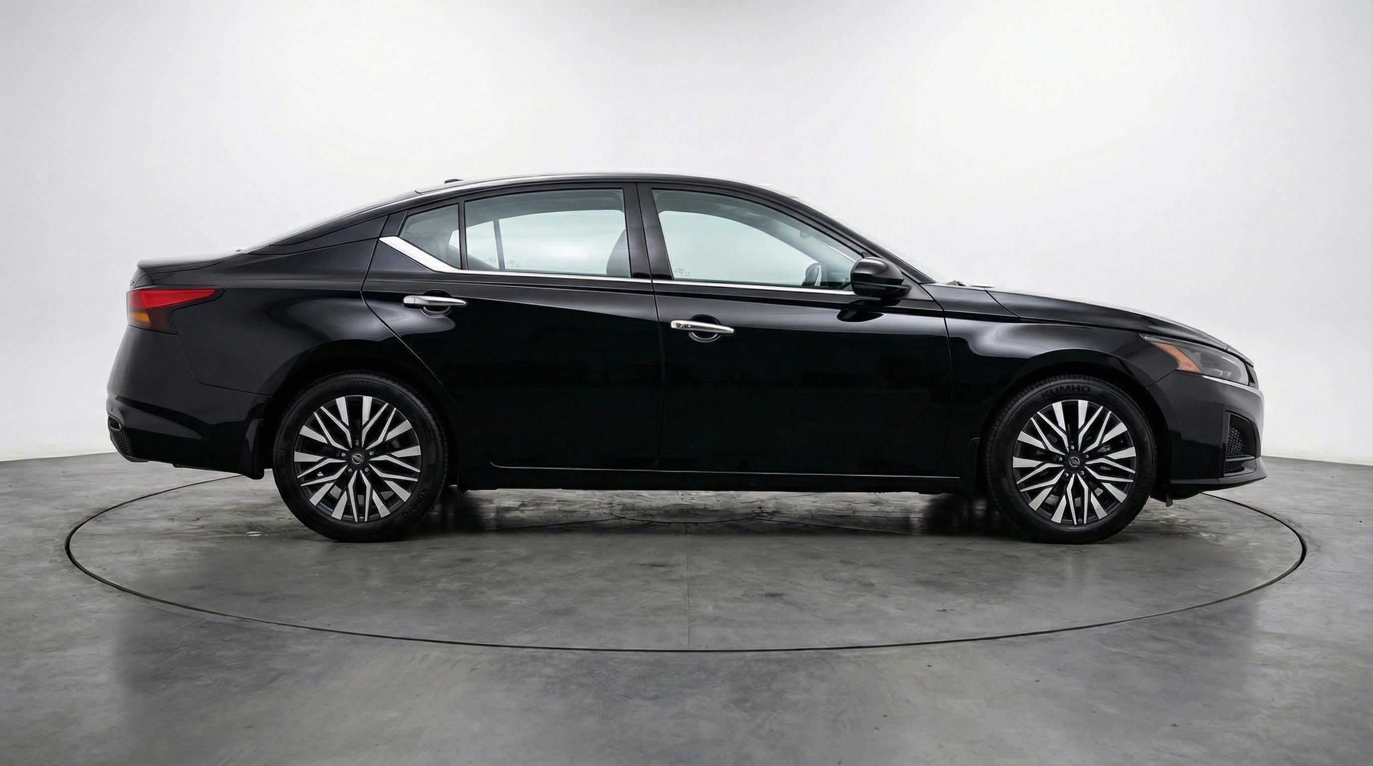 Used 2025 Nissan Altima 2.5 SV FWD image 11