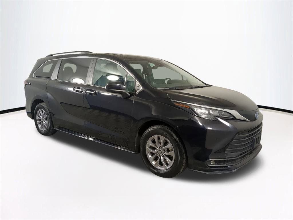 Used 2025 Toyota Sienna XLE image 2