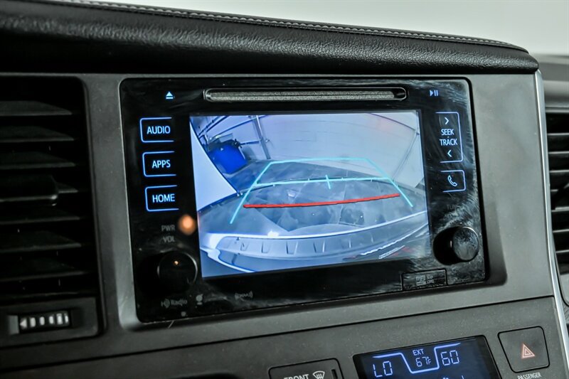 Used 2016 Toyota Sienna SE w/ SE Preferred Package FWD image 28