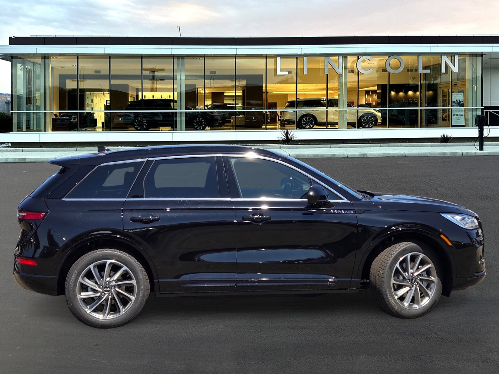 Used 2025 Lincoln Corsair Grand Touring image 3