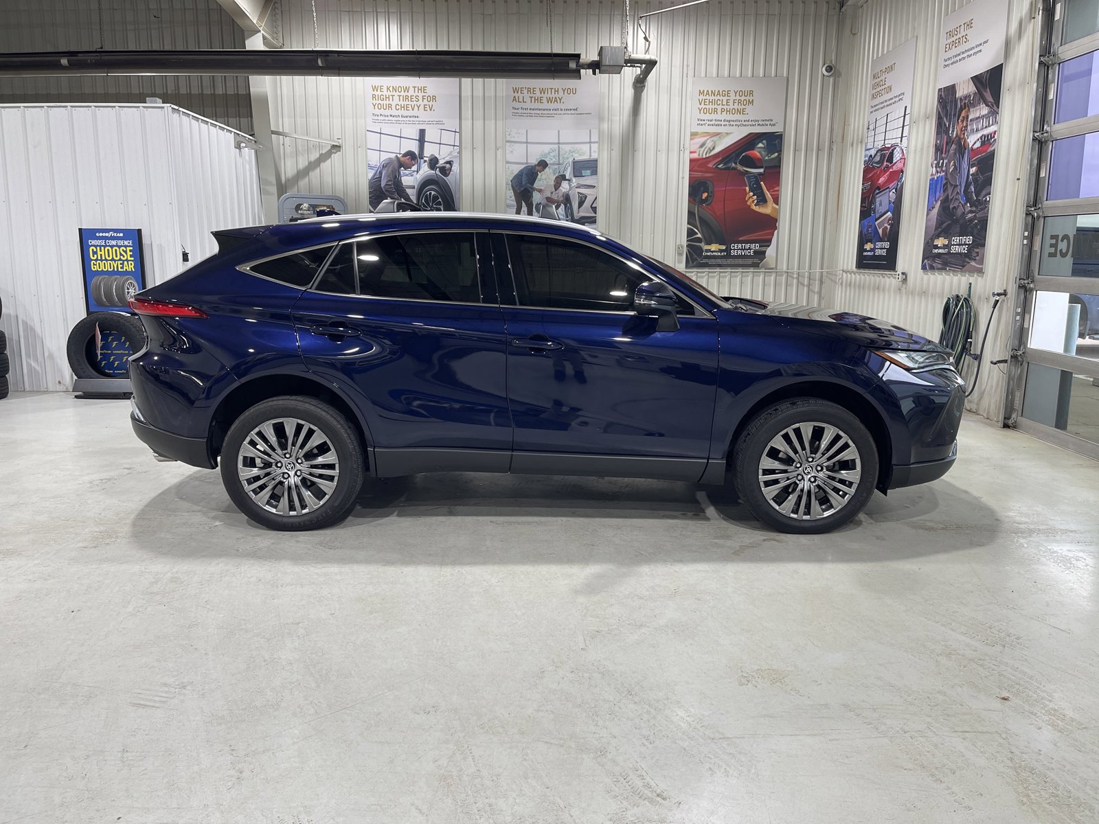 Used 2022 Toyota Venza XLE AWD/4WD image 9