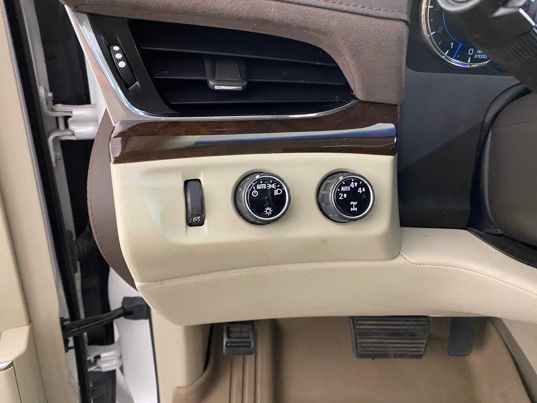 Used 2016 Cadillac Escalade Luxury image 24