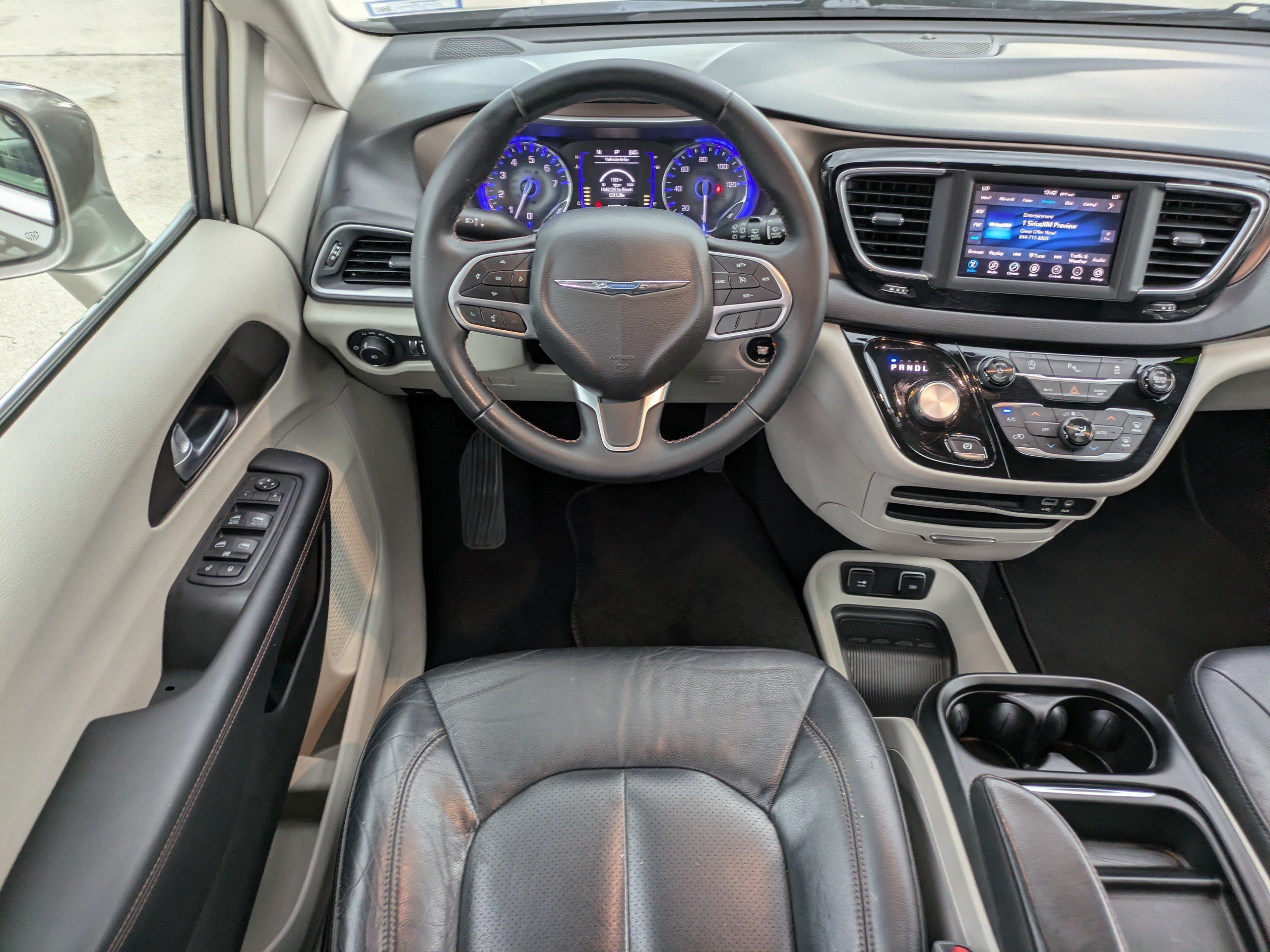 Used 2018 Chrysler Pacifica Touring-L FWD image 18