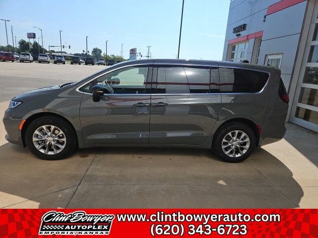 New 2025 Chrysler Pacifica Select image 4