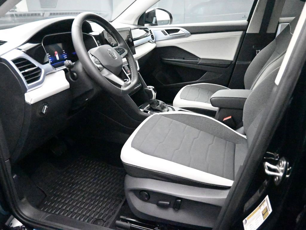 New 2025 Volkswagen Taos SE image 18