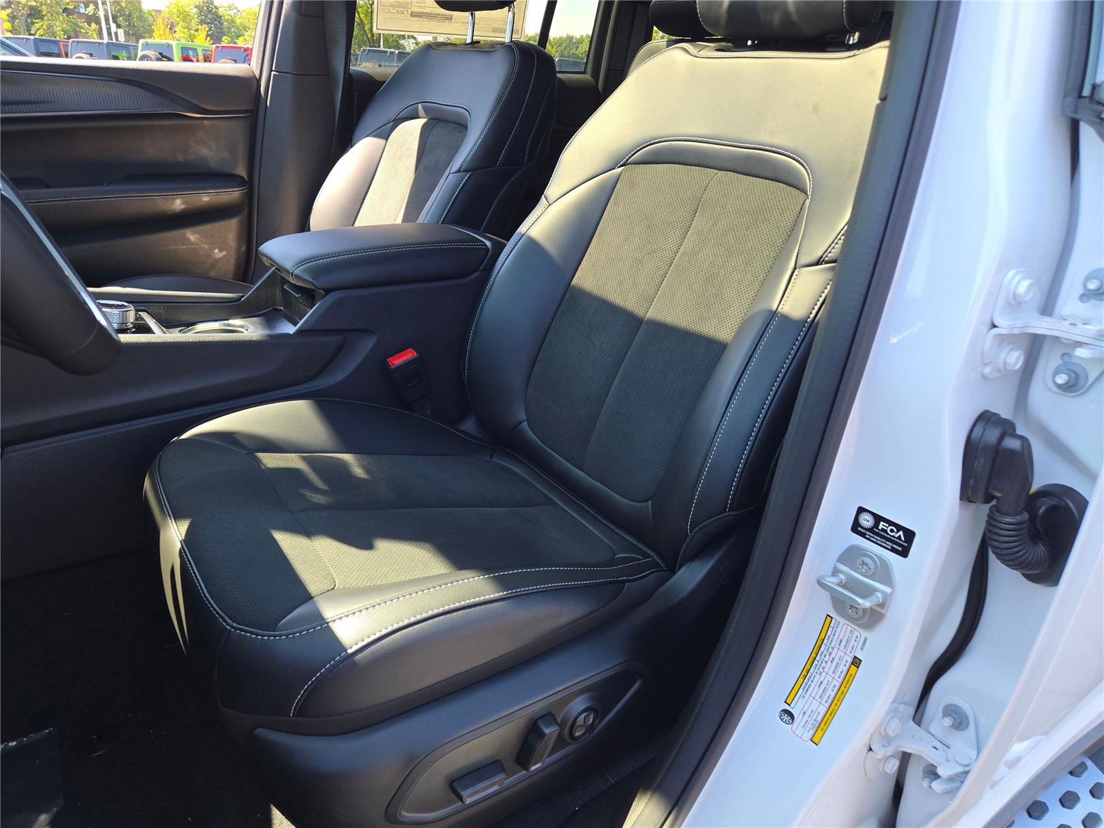 New 2025 Jeep Grand Cherokee Altitude image 28