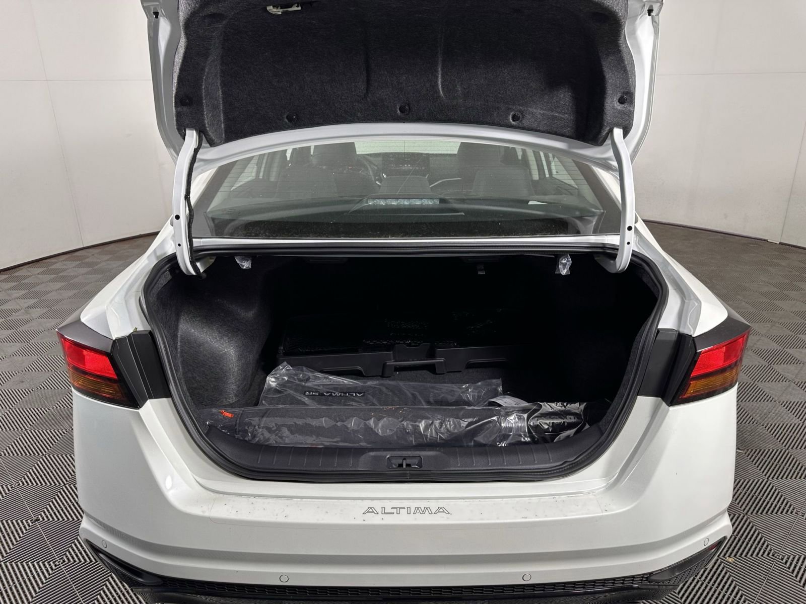 New 2025 Nissan Altima 2.5 SR w/ SR Premium Package image 16