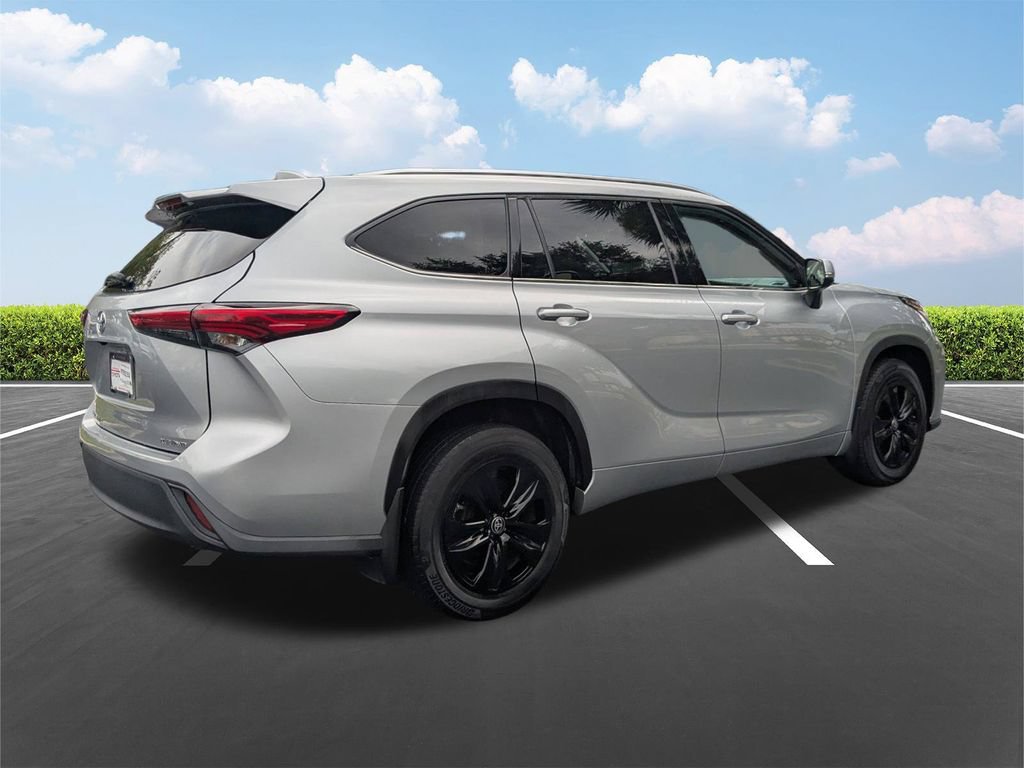 Used 2021 Toyota Highlander XLE AWD/4WD image 5