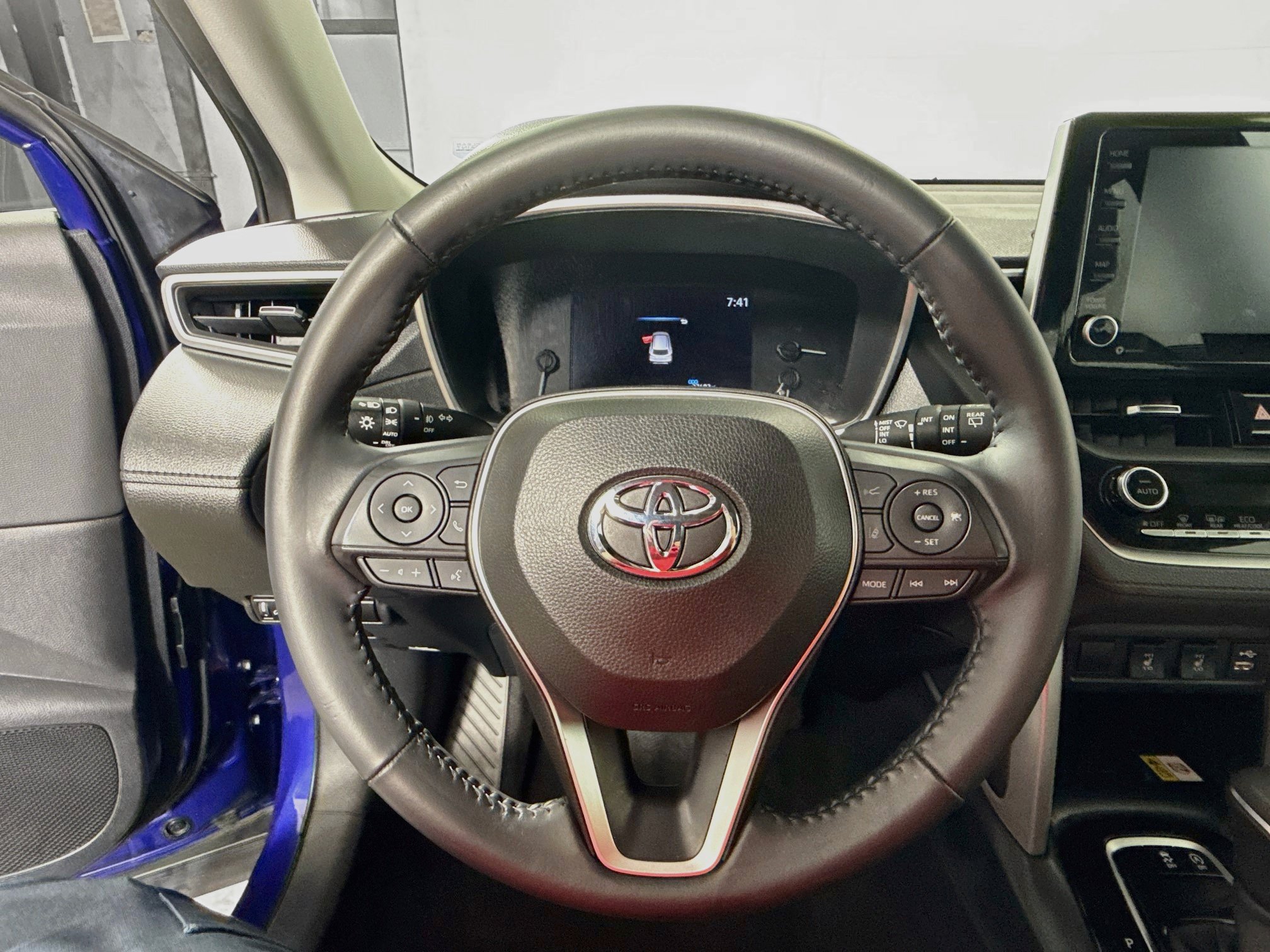 Used 2022 Toyota Corolla Cross XLE w/ Convenience Package FWD image 11