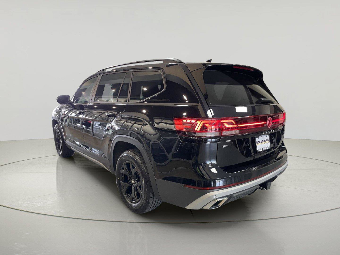 Used 2024 Volkswagen Atlas Peak Edition SE AWD/4WD image 4