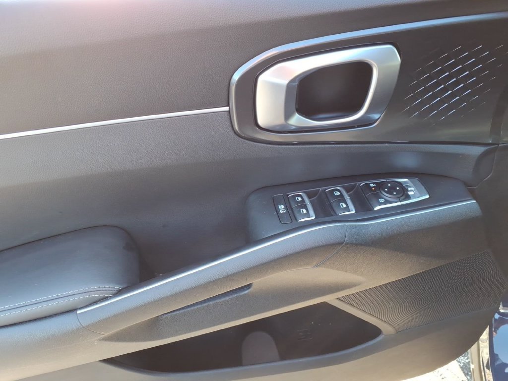 Used 2025 Kia Sorento S w/ Panoramic Sunroof Package FWD image 6