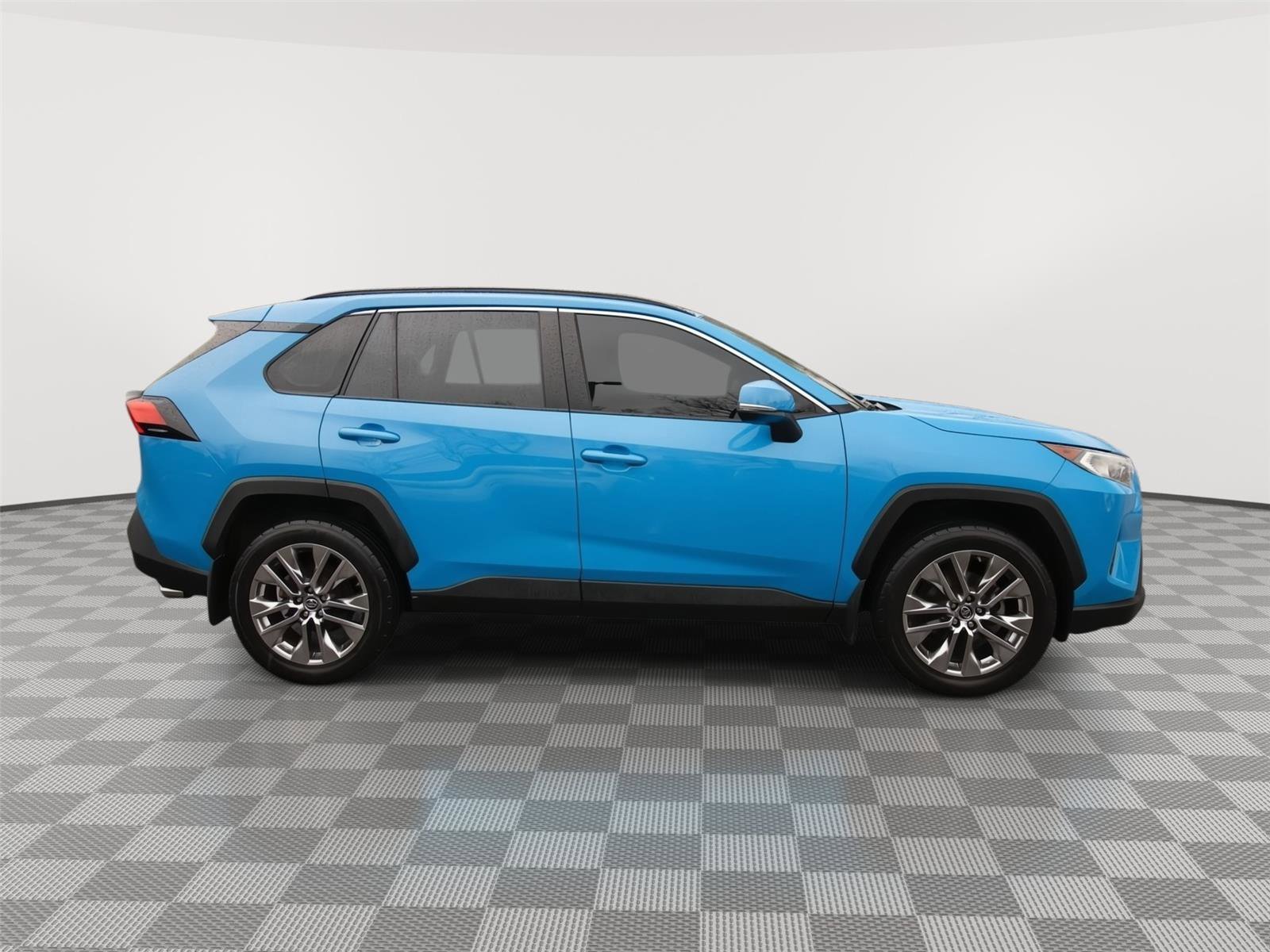 Used 2019 Toyota RAV4 XLE Premium w/ Cold Weather Package AWD/4WD image 24
