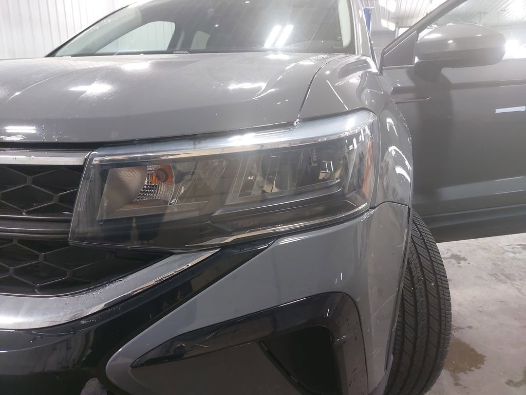Used 2023 Volkswagen Taos SE w/ Panoramic Sunroof Package AWD/4WD image 31