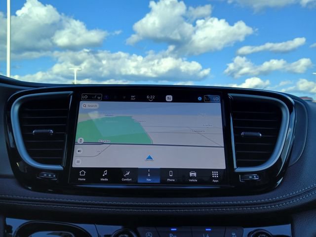 New 2027 Chrysler Pacifica Limited w/ Family Tech Group AWD/4WD image 27