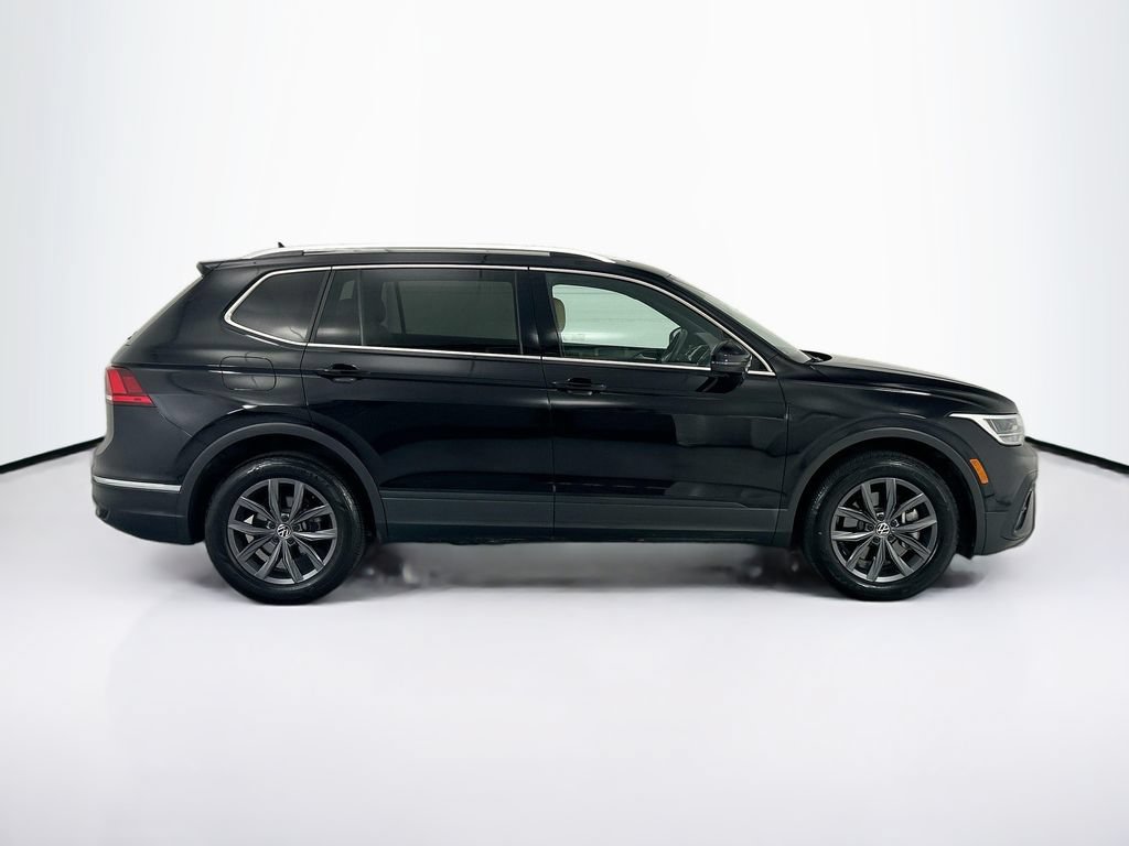 Used 2023 Volkswagen Tiguan SE w/ Panoramic Sunroof Package FWD image 4