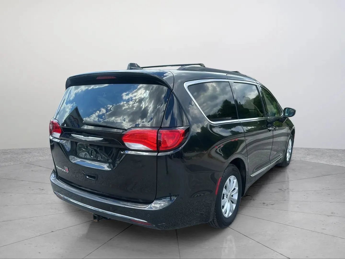 Used 2017 Chrysler Pacifica Touring-L FWD image 2