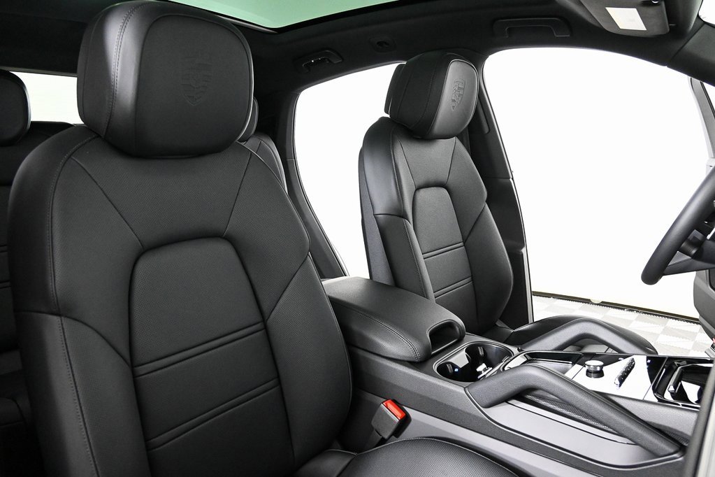 Used 2025 Porsche Cayenne Coupe image 25