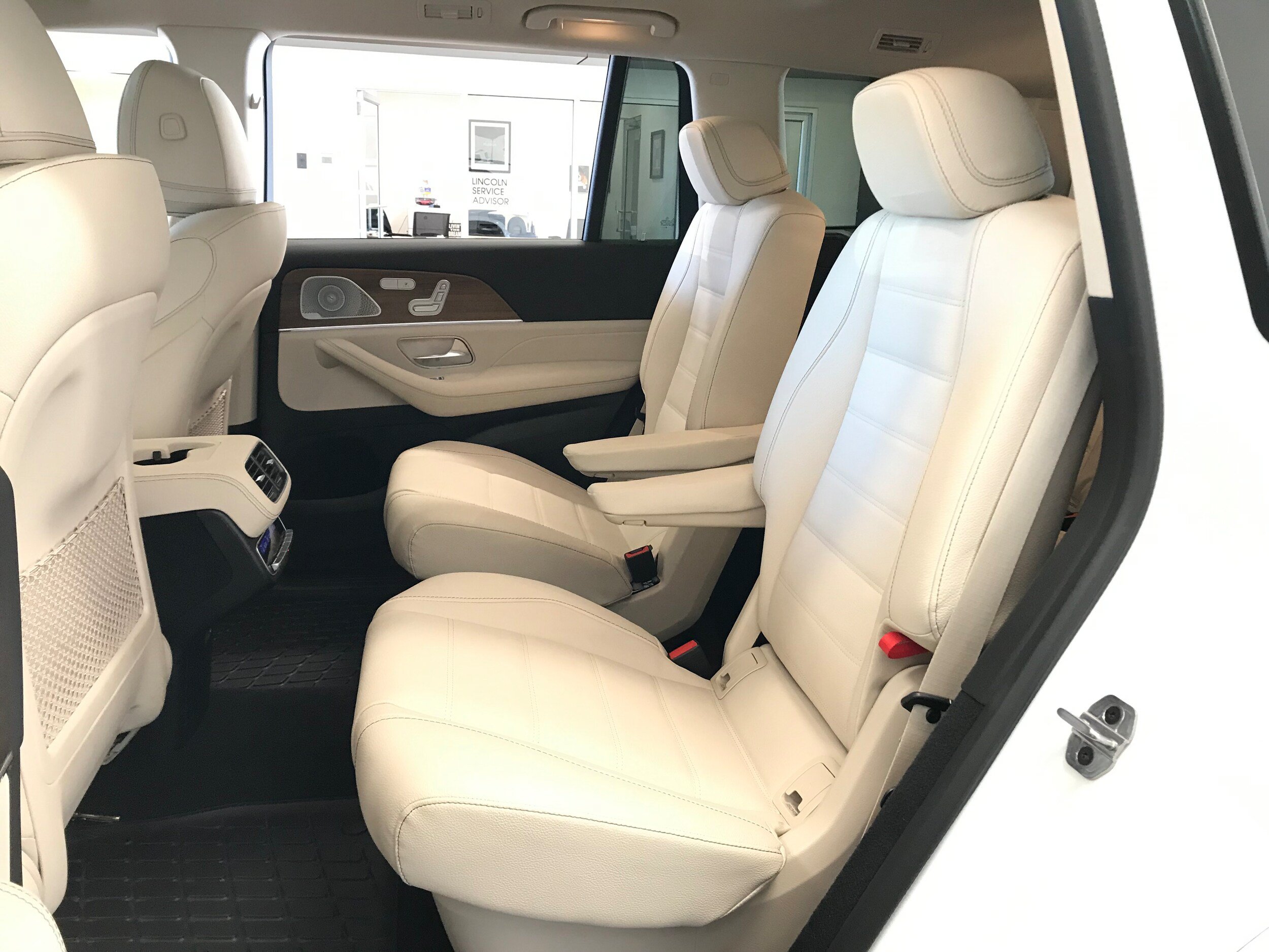 Used 2025 Mercedes-Benz GLS 450 4MATIC image 10