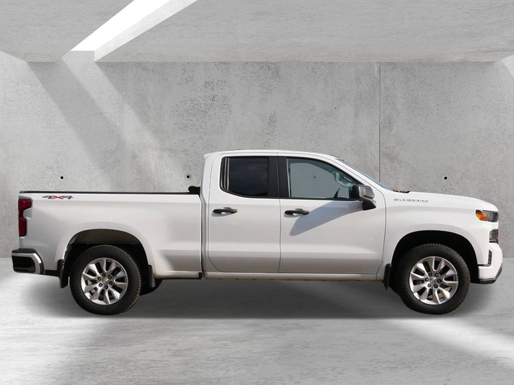 Used 2019 Chevrolet Silverado 1500 Custom w/ Custom Value Package AWD/4WD image 2