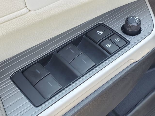 Used 2025 Toyota Sienna XLE FWD image 17