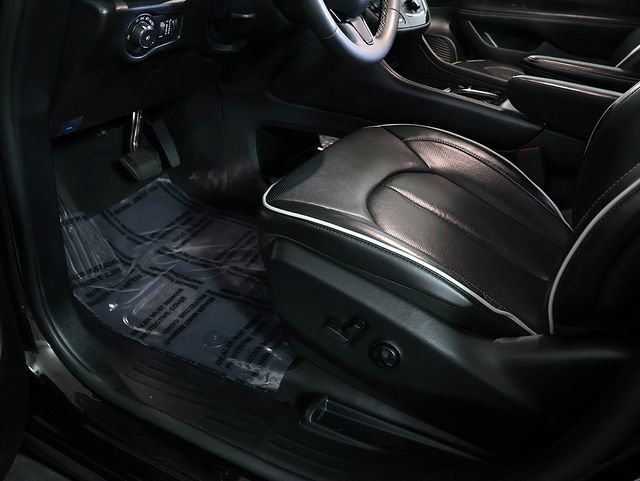 Used 2025 Chrysler Pacifica Limited FWD image 27