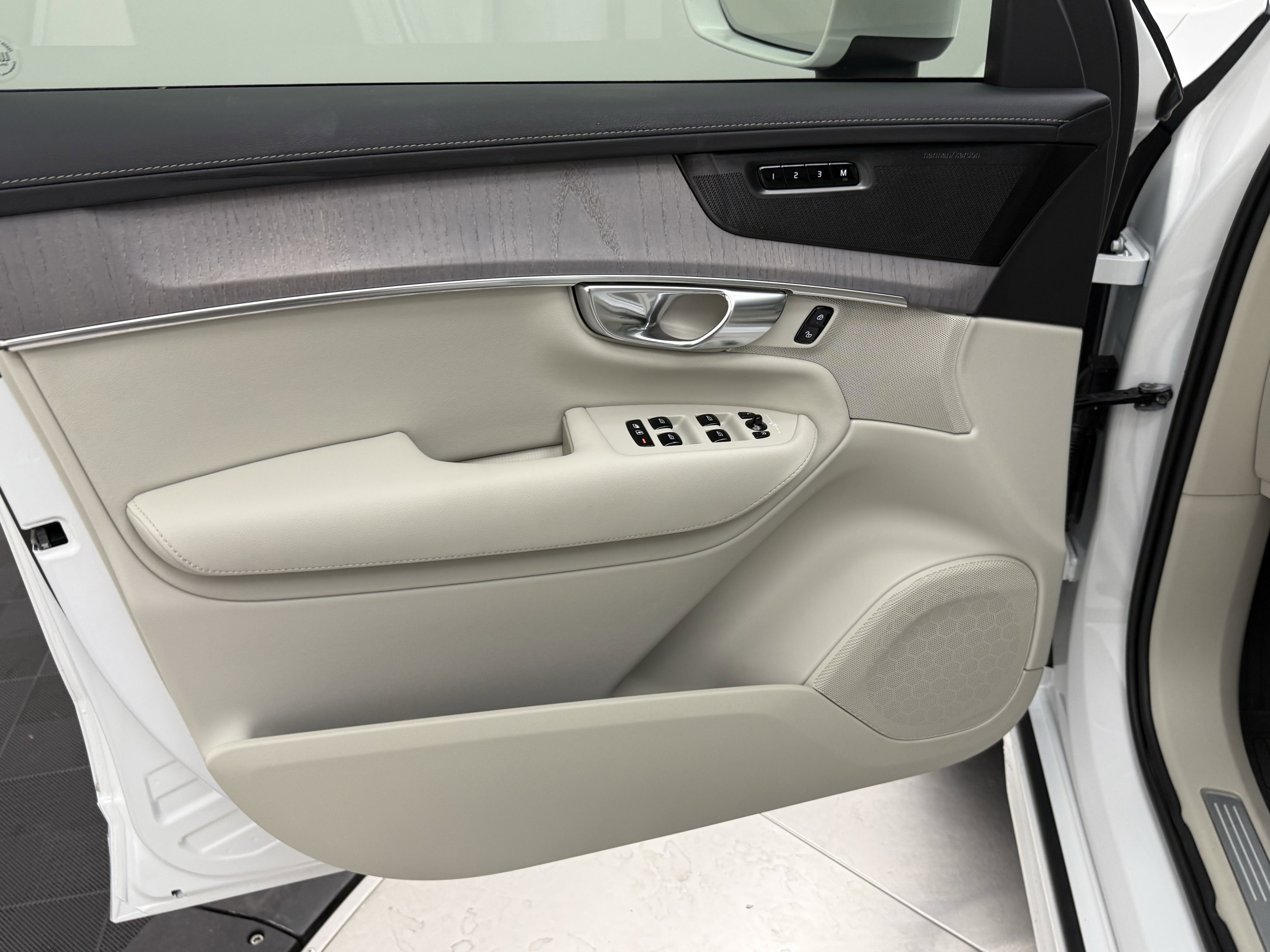 Used 2026 Volvo XC90 B6 Ultra w/ Protection Package image 11