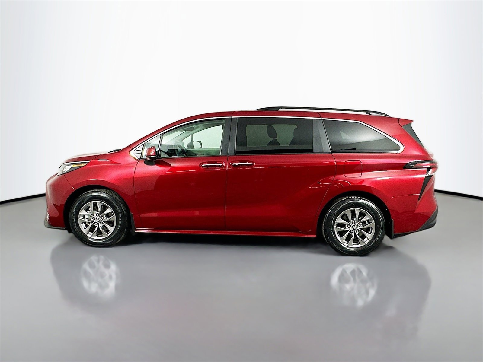 Certified 2023 Toyota Sienna XLE image 4