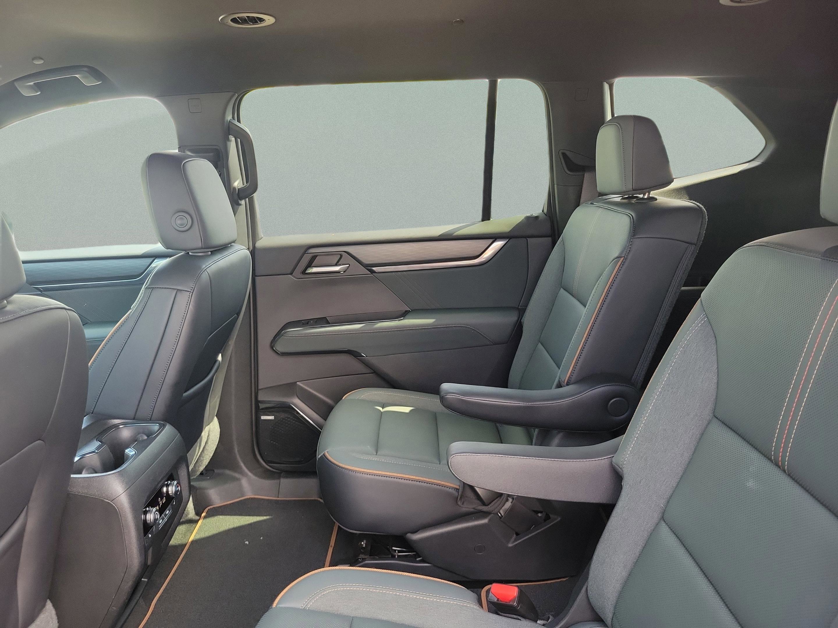 Used 2024 GMC Acadia AT4 w/ Luxury Package AWD/4WD image 25