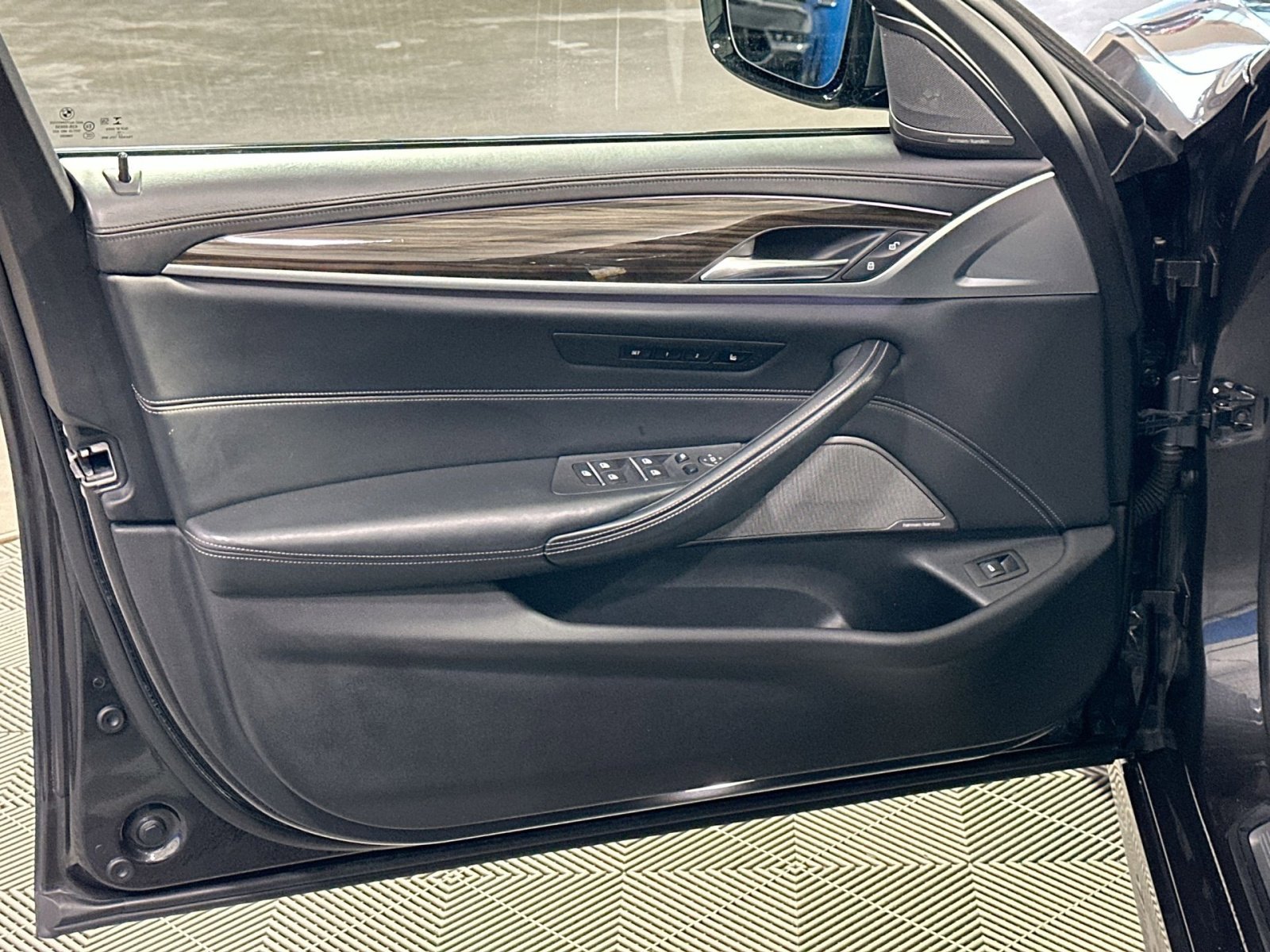 Used 2020 BMW M550i xDrive image 15