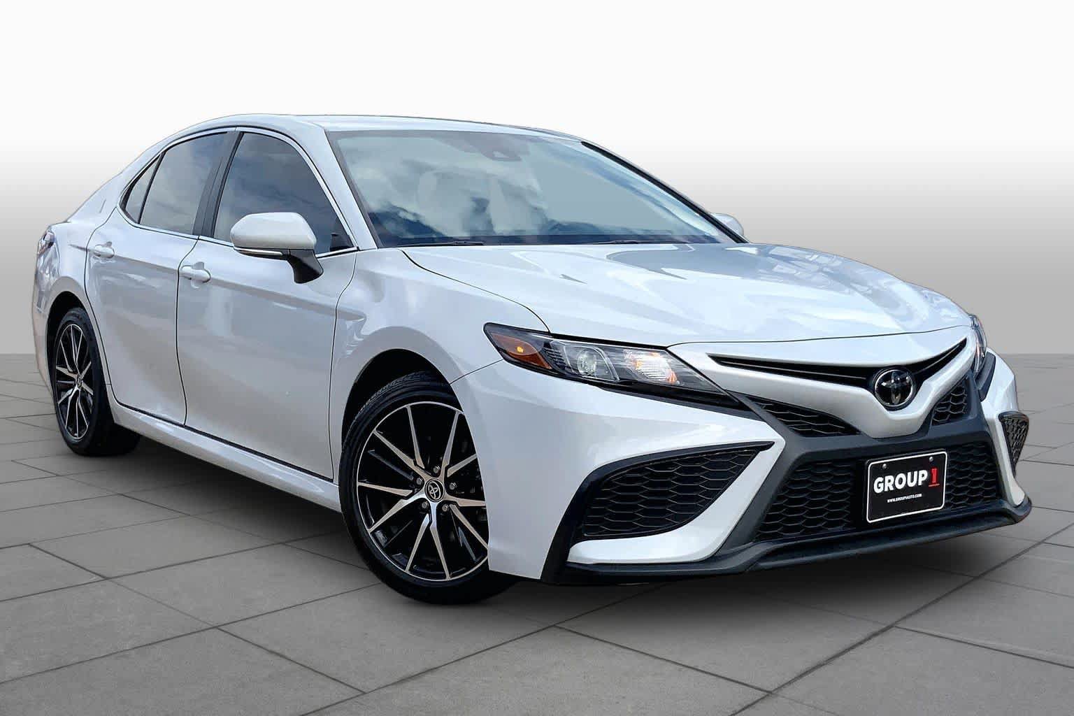 Used 2023 Toyota Camry SE FWD image 3