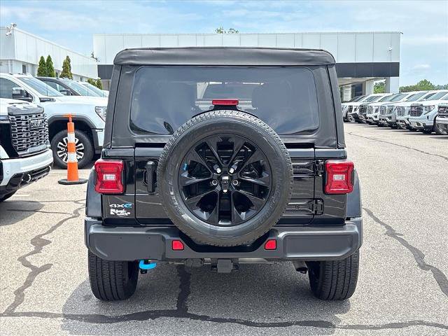 Used 2022 Jeep Wrangler Unlimited Sahara AWD/4WD image 5