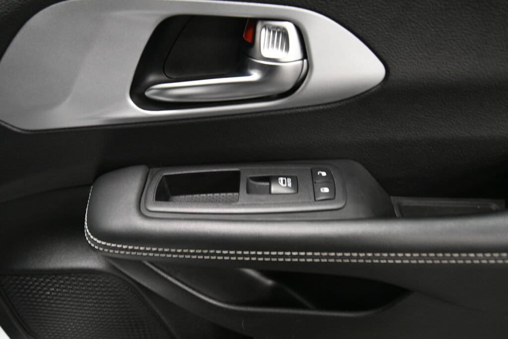 Used 2025 Chrysler Pacifica Limited FWD image 31