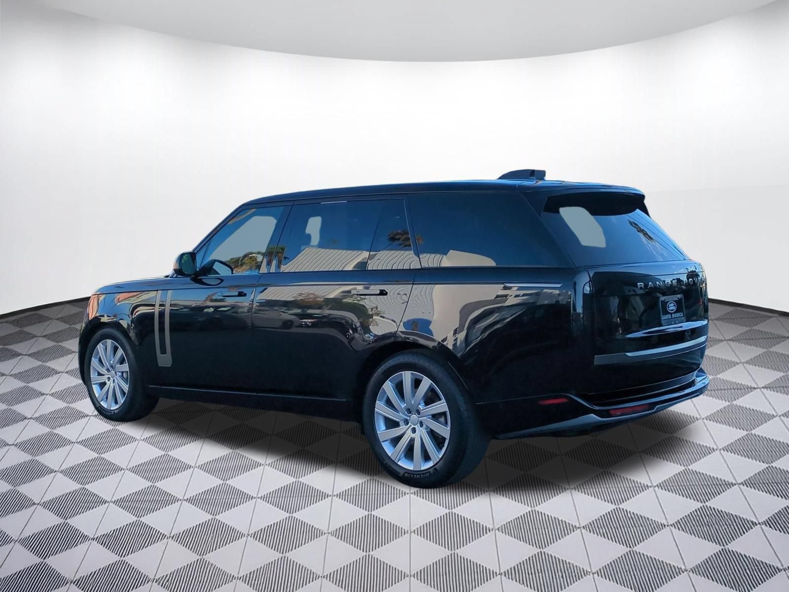 Used 2025 Land Rover Range Rover Long Wheelbase SE AWD/4WD image 3